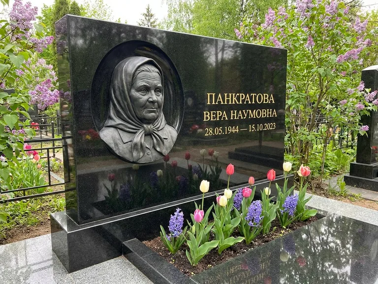 Памятник с барельефом — выполненная работа 26 в Саратове