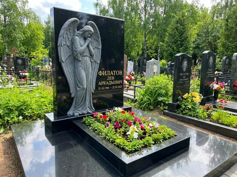 Памятник с барельефом — выполненная работа 31 в Саратове