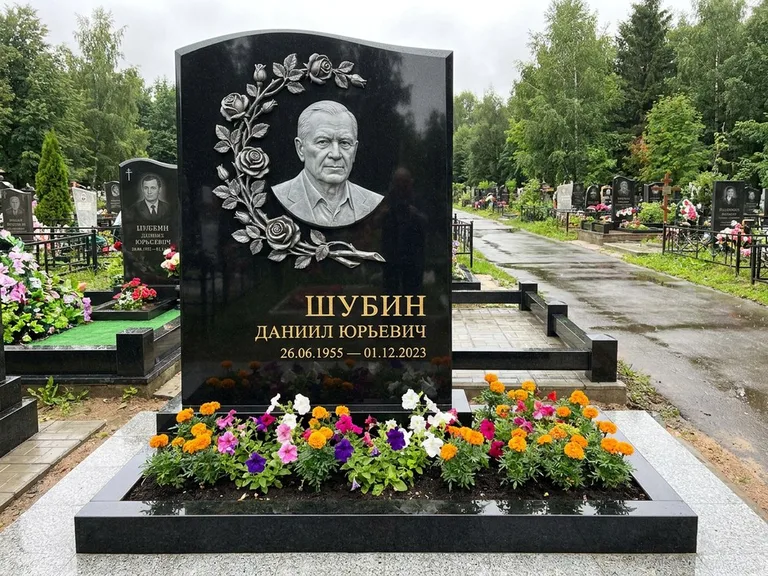 Памятник с барельефом — выполненная работа 34 в Саратове