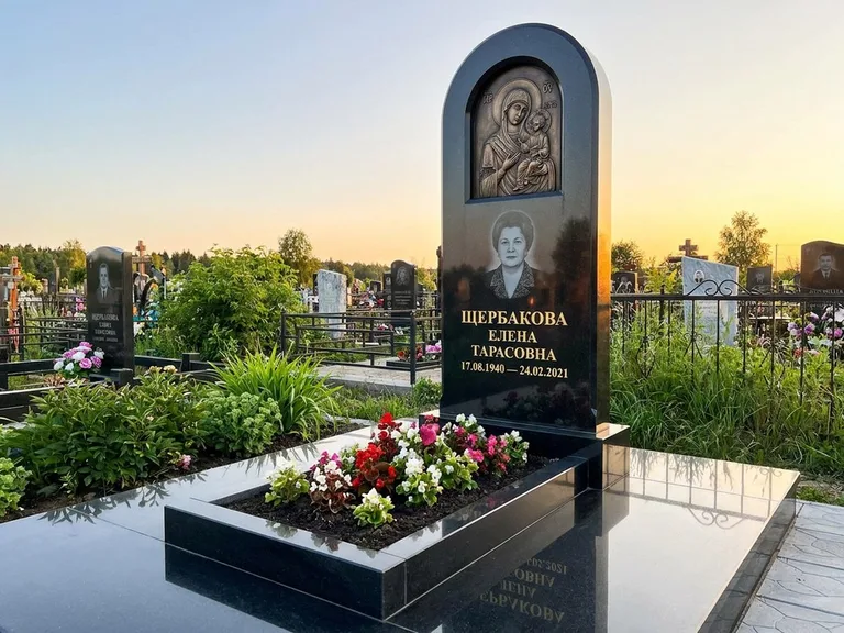Памятник с барельефом — выполненная работа 35 в Саратове