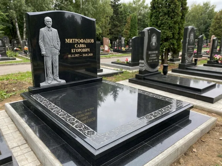 Памятник с барельефом — выполненная работа 48 в Саратове