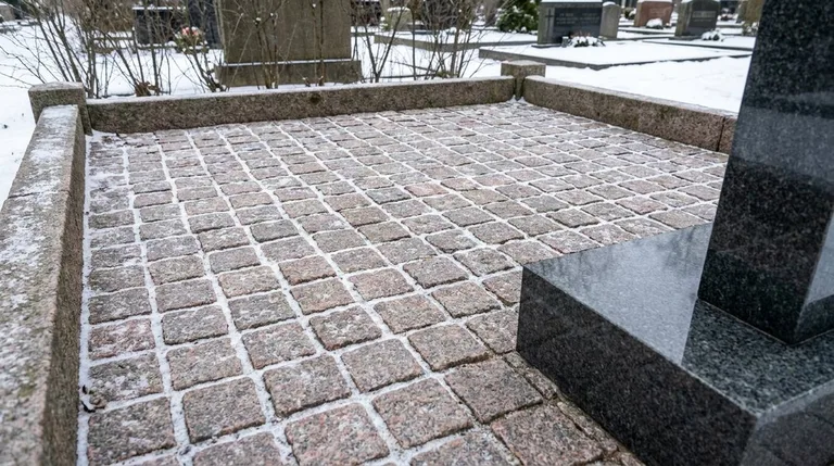 Мощение участка серой гранитной плиткой с цоколем, образец ПМ004 в Саратове