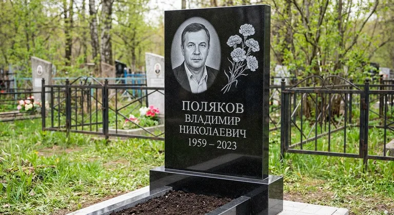 Памятник с гравировкой гвоздик — выполненная работа «Поляков» в Саратове