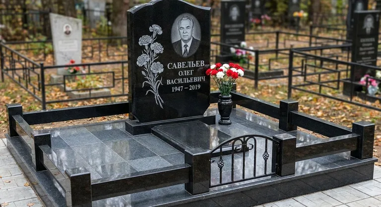 Памятник с гравировкой гвоздик — выполненная работа «Савельев» в Саратове