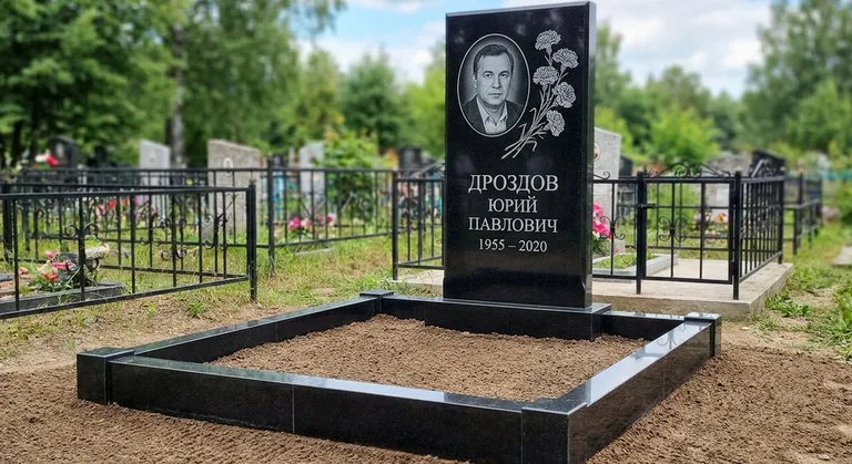 Памятник с гравировкой гвоздик — выполненная работа «Дроздов» в Саратове