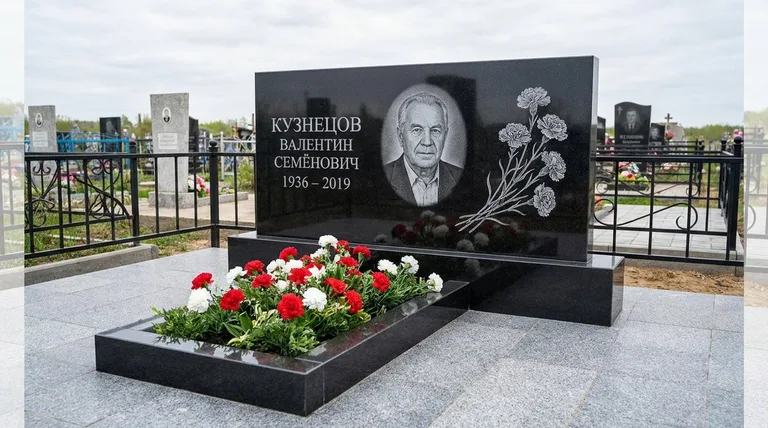 Памятник с гравировкой гвоздик — выполненная работа «Кузнецов» в Саратове