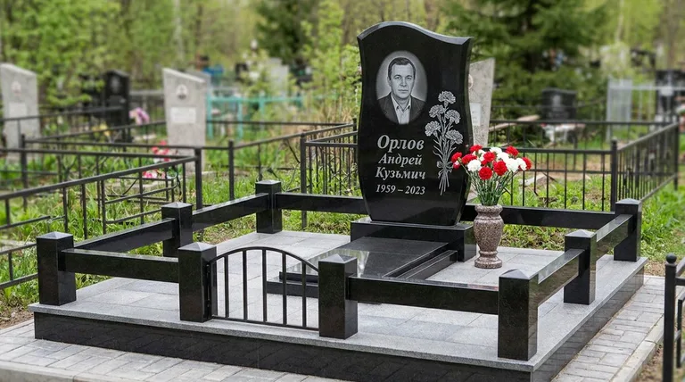 Памятник с гравировкой гвоздик — выполненная работа «Орлов» в Саратове