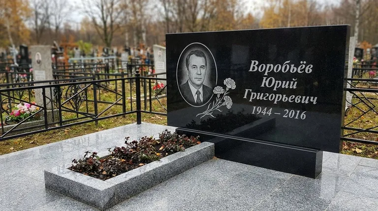 Памятник с гравировкой гвоздик — выполненная работа «Воробьёв» в Саратове