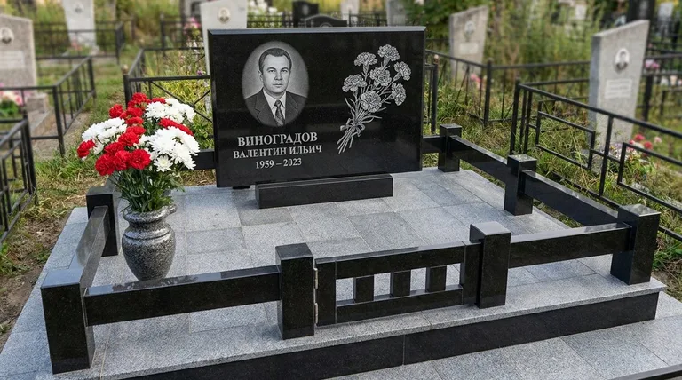 Памятник с гравировкой гвоздик — выполненная работа «Виноградов» в Саратове