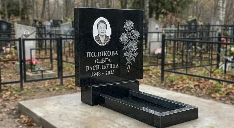 Памятник с гравировкой хризантем — выполненная работа «Полякова» в Саратове