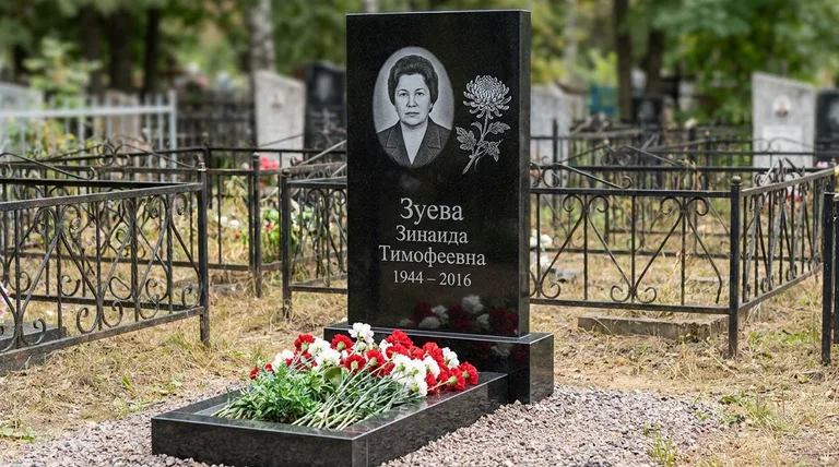 Памятник с гравировкой хризантем — выполненная работа «Зуева» в Саратове
