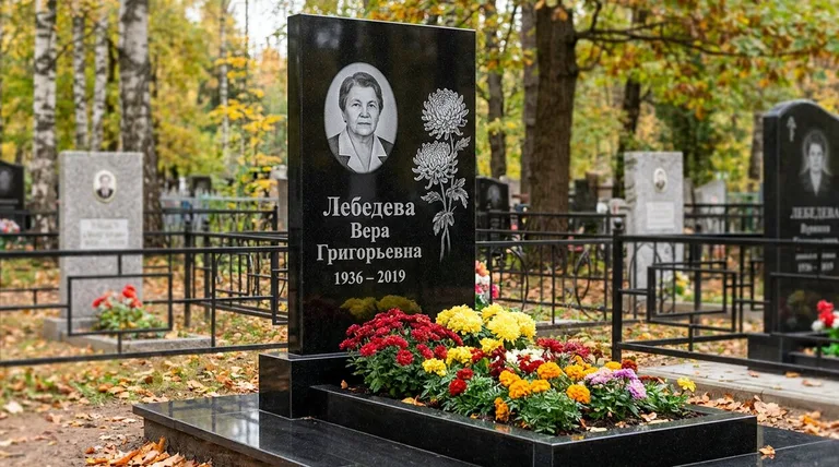 Памятник с гравировкой хризантем — выполненная работа «Лебедева» в Саратове
