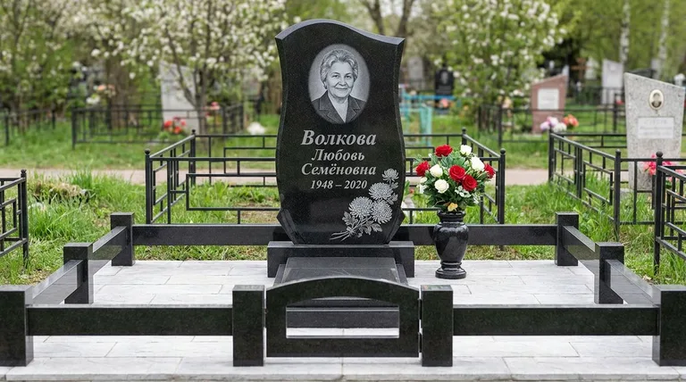 Памятник с гравировкой хризантем — выполненная работа «Волкова» в Саратове