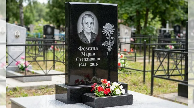Памятник с гравировкой хризантем — выполненная работа «Фомина» в Саратове