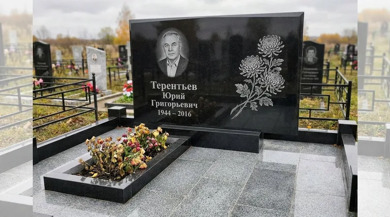 Памятник с гравировкой хризантем — выполненная работа «Терентьев» в Саратове