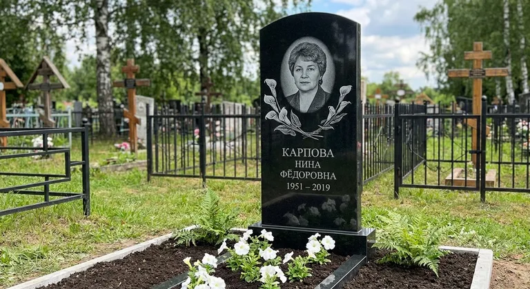 Памятник с гравировкой калл — выполненная работа «Карпова» в Саратове
