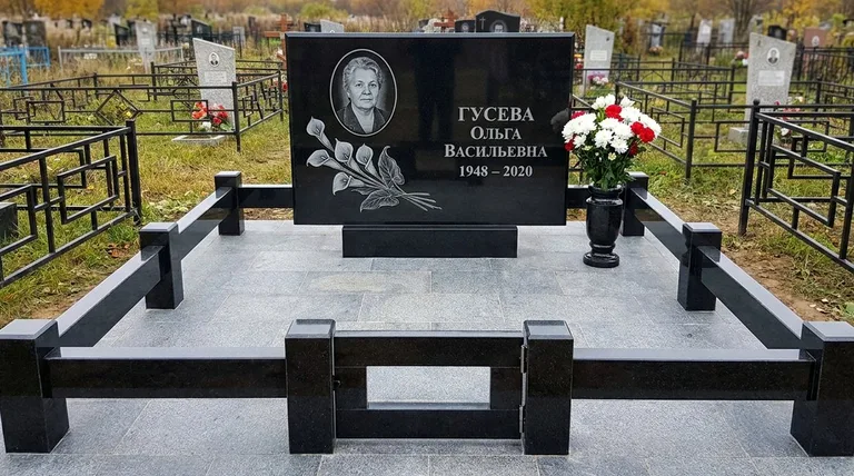 Памятник с гравировкой калл — выполненная работа «Гусева» в Саратове