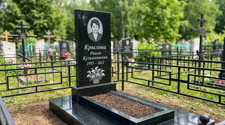 Памятник с гравировкой калл — выполненная работа «Крылова» в Саратове