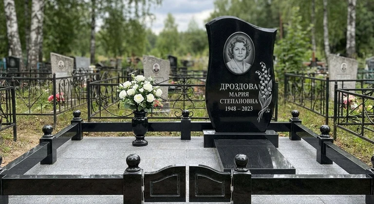 Гравировка ландышей на памятник в Саратове — пример работы на граните