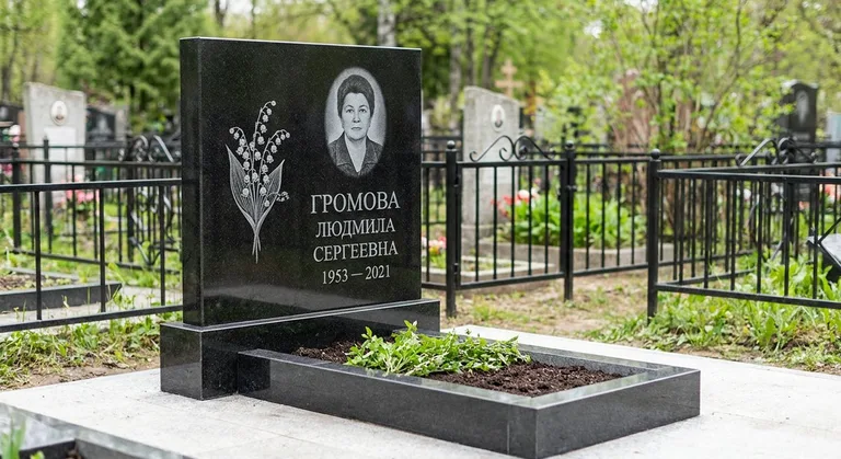 Памятник с гравировкой ландышей — выполненная работа «Громова» в Саратове