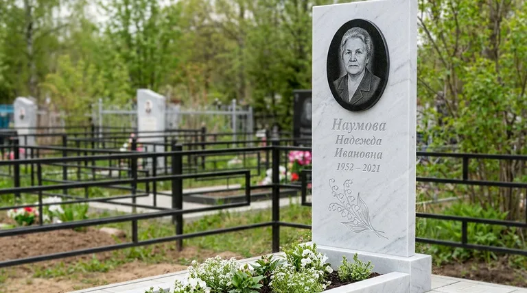 Памятник с гравировкой ландышей — выполненная работа «Наумова» в Саратове