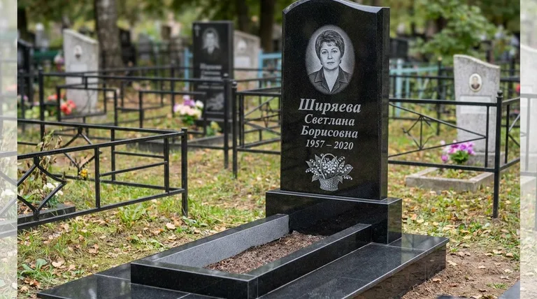 Памятник с гравировкой ландышей — выполненная работа «Ширяева» в Саратове