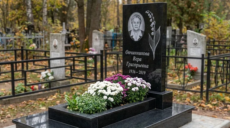 Памятник с гравировкой ландышей — выполненная работа «Овчинникова» в Саратове