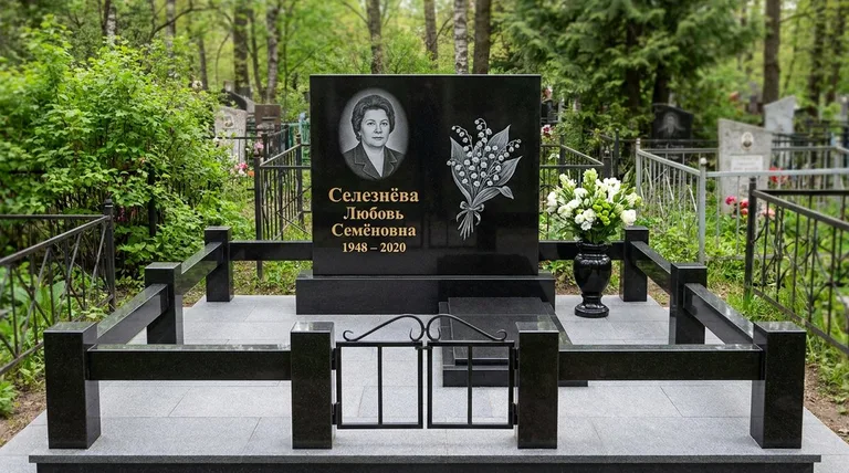 Памятник с гравировкой ландышей — выполненная работа «Селезнёва» в Саратове