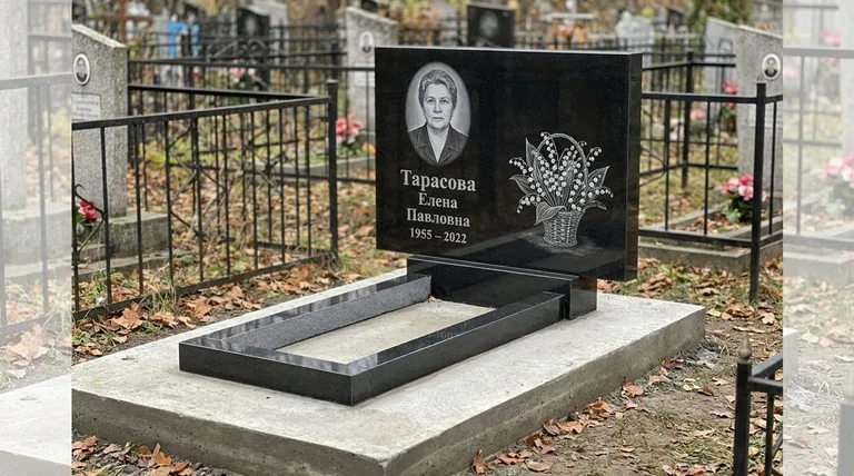 Памятник с гравировкой ландышей — выполненная работа «Тарасова» в Саратове