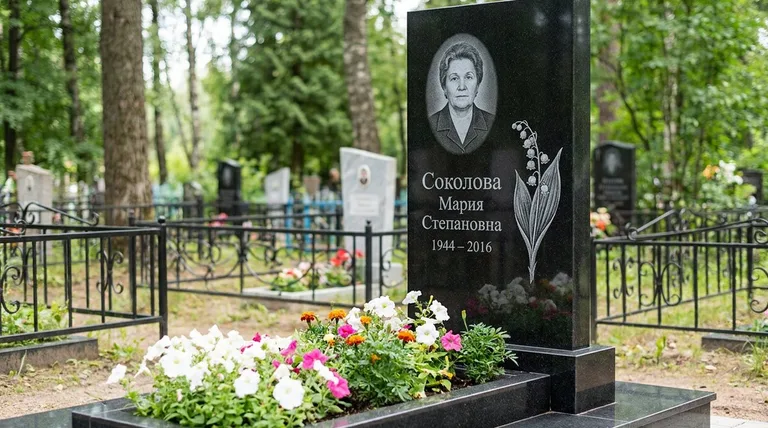 Памятник с гравировкой ландышей — выполненная работа «Соколова» в Саратове