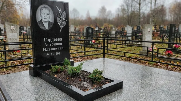 Памятник с гравировкой ландышей — выполненная работа «Гордеева» в Саратове
