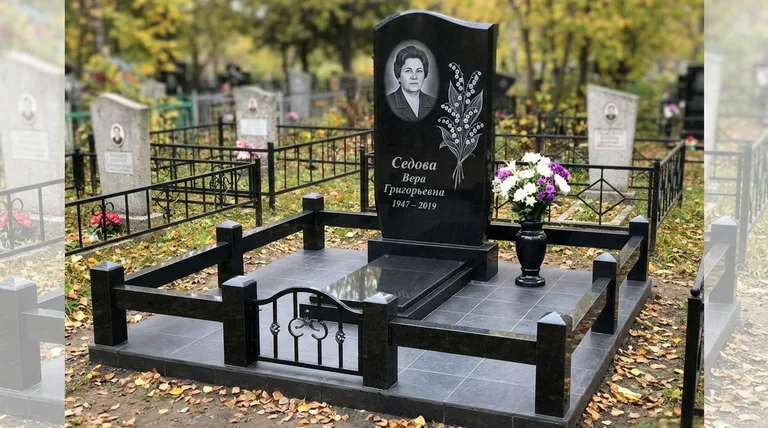 Памятник с гравировкой ландышей — выполненная работа «Седова» в Саратове