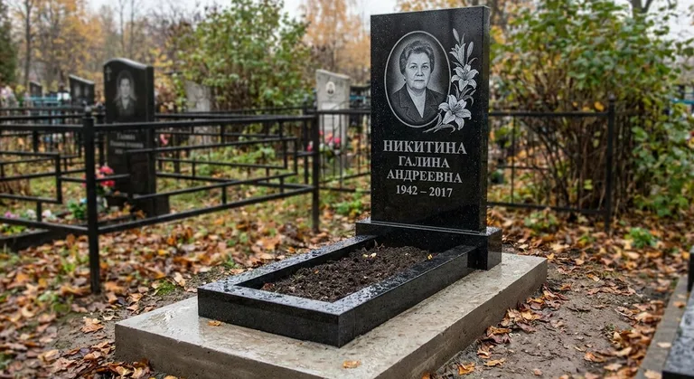 Памятник с гравировкой лилий — выполненная работа «Никитина» в Саратове