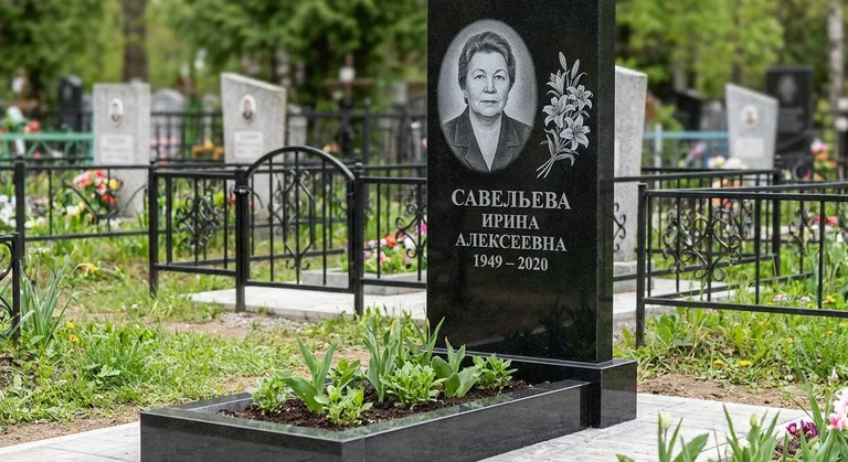 Памятник с гравировкой лилий — выполненная работа «Савельева» в Саратове