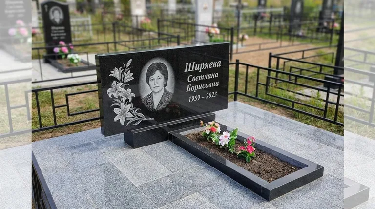 Памятник с гравировкой лилий — выполненная работа «Ширяева» в Саратове