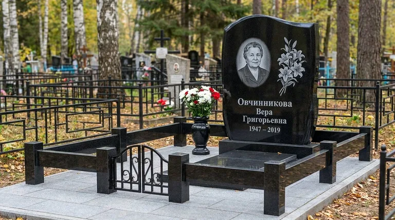 Памятник с гравировкой лилий — выполненная работа «Овчинникова» в Саратове