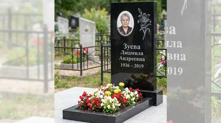 Памятник с гравировкой лилий — выполненная работа «Зуева» в Саратове