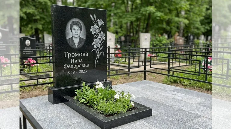 Памятник с гравировкой лилий — выполненная работа «Громова» в Саратове