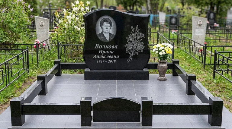 Памятник с гравировкой лилий — выполненная работа «Волкова» в Саратове