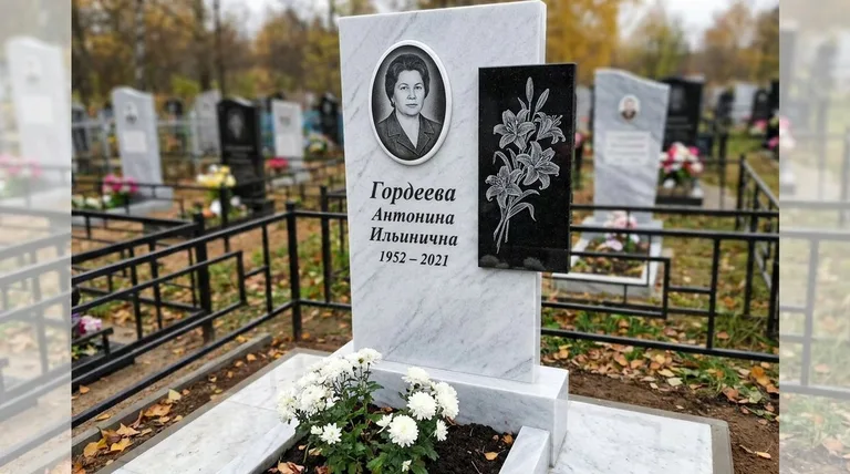 Памятник с гравировкой лилий — выполненная работа «Гордеева» в Саратове
