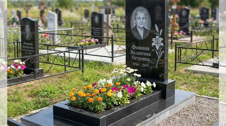 Памятник с гравировкой лилий — выполненная работа «Фомина» в Саратове