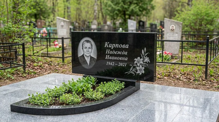 Памятник с гравировкой лилий — выполненная работа «Карпова» в Саратове