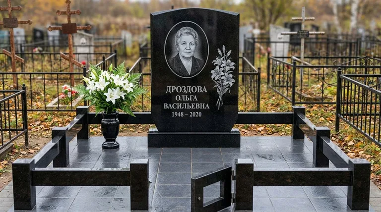 Памятник с гравировкой лилий — выполненная работа «Дроздова» в Саратове
