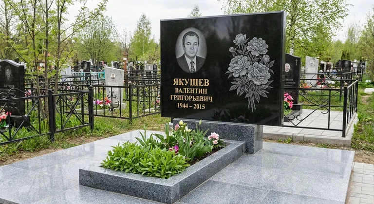 Памятник с гравировкой пионов — выполненная работа «Якушев» в Саратове
