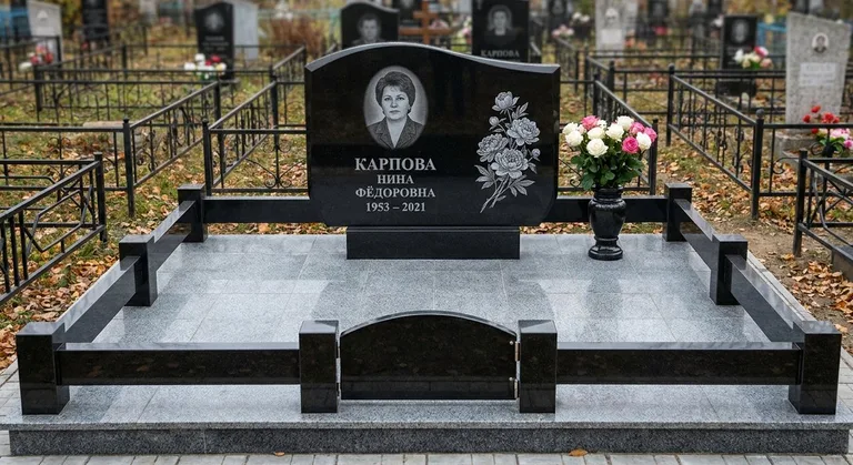 Памятник с гравировкой пионов — выполненная работа «Карпова» в Саратове