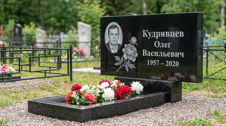 Памятник с гравировкой пионов — выполненная работа «Кудрявцев» в Саратове