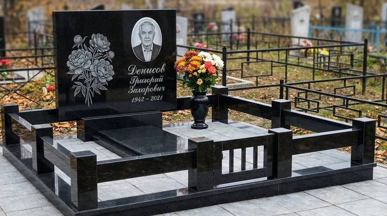 Памятник с гравировкой пионов — выполненная работа «Денисов» в Саратове
