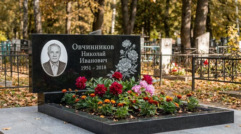Памятник с гравировкой пионов — выполненная работа «Овчинников» в Саратове