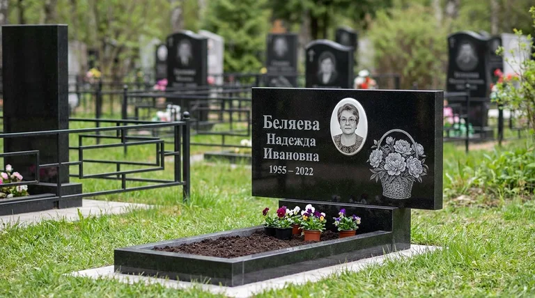 Памятник с гравировкой пионов — выполненная работа «Беляева» в Саратове