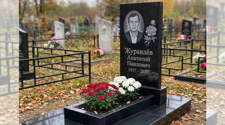 Памятник с гравировкой пионов — выполненная работа «Журавлёв» в Саратове